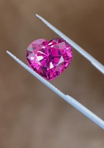 Редкий падпараджа сапфир